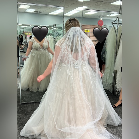 David’s Bridal Wedding Dress💍Plus Size 24W! Plunge Lace dress-Ivory/Blush Color - Picture 8 of 10